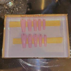 Classy but still bougie press on nails!!